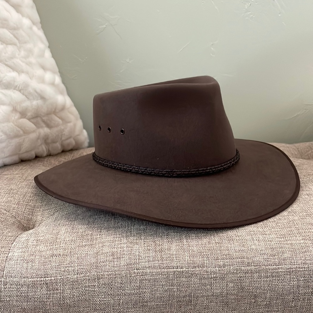 AKUBRA Cattleman Fedora. NWT. Beautiful dark brown color. Size 58 (medium)